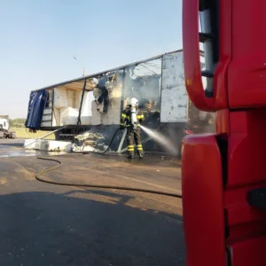 WhatsApp-Image-2026-08-27-at-10.53.36-1-300x300 Bombeiros extinguem incêndio em carretas na rodovia BR-364