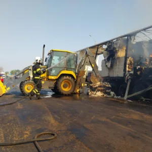 WhatsApp-Image-2026-08-27-at-10.53.37-300x300 Bombeiros extinguem incêndio em carretas na rodovia BR-364