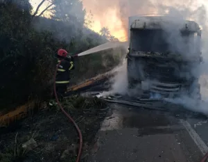 bd90699c-9296-4854-8cee-a234e8b2958f-300x233 Corpo de Bombeiros controla incêndio em carreta bitrem na BR-070 em Cáceres