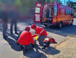 ciclista-ferida-jaragua-300x230 Corpo de Bombeiros socorre adolescente após colisão entre carro e bicicleta em Cáceres