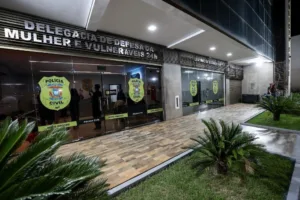 f371796b-ca72-41b5-ae56-41e992c6a73c-1-300x200 Foragido da Justiça é preso ao comparecer à delegacia para prestar depoimento em Várzea Grande