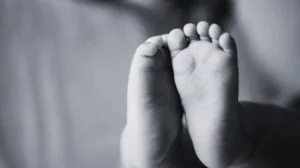 00262721a172a3b8af57a3fb3fc086a1-300x168 Bebê de dois meses morre após tomar mamadeira na madrugada com babá
