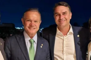 0f85e0b3b755b9bc3949213db60e4a11-300x200 Flávio Bolsonaro pede voto para Wellington e diz que PL vai “recolocar Mato Grosso nos trilhos”