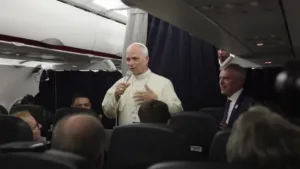 Papa-Leao-XIV-aviao-300x169 Papa Leão diz que extrema direita não é expressão autêntica do cristianismo