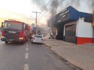WhatsApp-Image-2026-09-24-at-08.35.46-300x225 Bombeiros controlam incêndio em uma oficina mecânica em Sinop