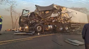 cd8307ca1aad48cab60394ec2e108273-300x167 vMotorista morre em batida entre duas carretas na Serra da Petrovina