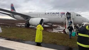unnamed-300x170 AVIÃO DA LATAM COM 151 PASSAGEIROS DERRAPA E SAI DA PISTA EM AEROPORTO