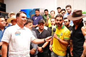 1_cha03248-jpg-68020532-1-300x200 Gusttavo Lima, Leonardo e outros sertanejos declaram apoio a Flávio Bolsonaro em encontro em Goiás