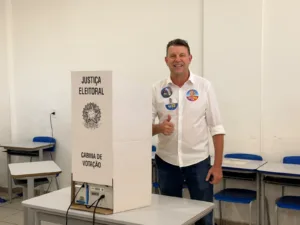 9e700f79-1670-4069-a98c-2c5a0a406f3a-300x225 Ari Lafin vota na Escola Mário Spinelli e Jucélia Ferro, na Escola Ivete