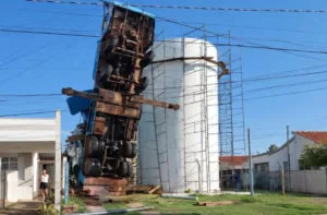 Sem-titulo-9-860x565-1-300x197 Caminhão-guindaste tomba durante manutenção e atinge duas casas em Cuiabá