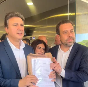 WhatsApp-Image-2026-10-22-at-10.53.20-300x298 Equipe de Lula vai ao TSE para protocolar resposta a desafio de Flávio Bolsonaro sobre quebra de sigilo