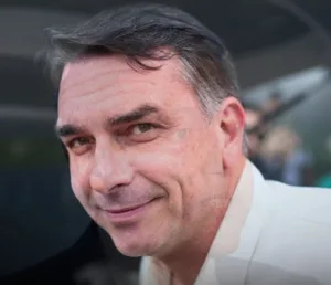 WhatsApp-Image-2026-10-26-at-08.13.14-1-300x258 Flávio Bolsonaro ficará sem cargo eletivo pela primeira vez em 24 anos