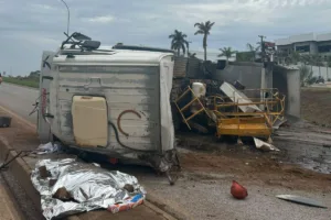 acidente-br-163-300x200 Homem morre após caminhão carregado com brita tombar na BR-163 em Sorriso