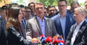 flavio-bolsonaro-coletiva-qg-07-10-26-1-300x158 Fim das bets é problema que Congresso tem que debater com calma, diz Flávio