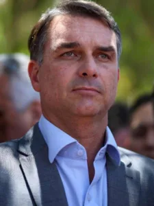 images-27-225x300 Flávio Bolsonaro volta atrás e confirma presença no debate da Band: “Vou esfregar a verdade na sua cara”
