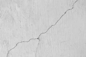 rachadura-300x200 Rachadura na parede na horizontal ou vertical: quando um sinal é normal e quando pode indicar risco de desabamento?